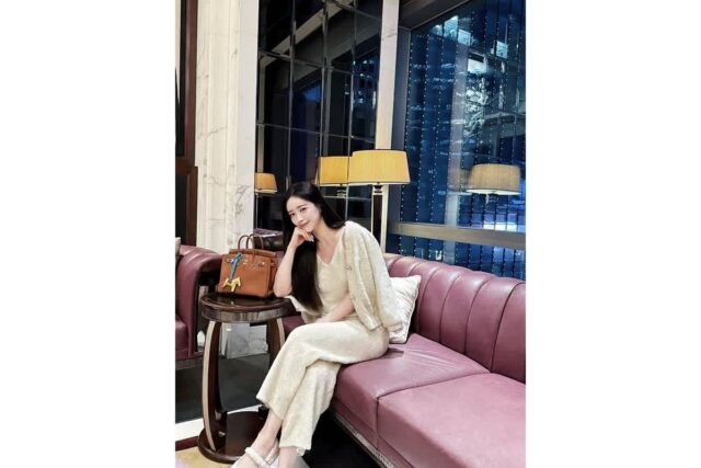 “인형이야 사람이야? 홍수아의 럭셔리함 끝판왕, 포근함 가득한 라운지룩
