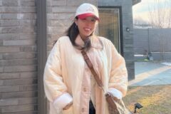 “겨울 요정이 따로 없네” 포근한 아이보리 빛으로 물든 퀼팅 코트룩