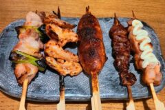 숯향과 굽기의 차이로 한 꼬치씩 완성도를 보여주는 야키토리 맛집 5곳
