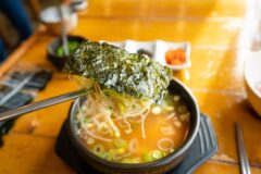 “여행 중, 숙취도 머리를 써야” 과학적이고 본능적인 해장 음식 순위 TOP 5