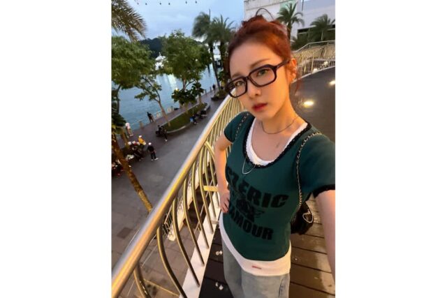 “방부제 미모의 끝판왕” 산다라박, 식당도 런웨이로 만든 와이드 데님룩