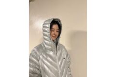 “서예지가 입으면 다르다” 평범함 거부하는 번쩍이는 메탈릭 패딩룩