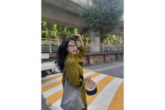 “안경 하나 썼을 뿐인데” 이나은, 지적인 매력 폭발한 역대급 너드미 패션
