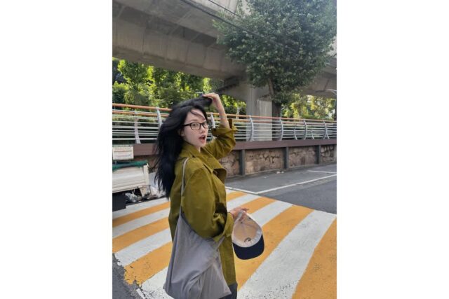 “안경 하나 썼을 뿐인데” 이나은, 지적인 매력 폭발한 역대급 너드미 패션