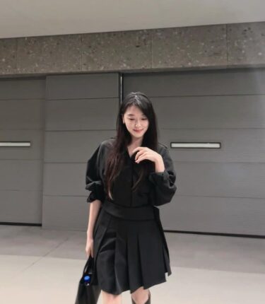 “이게 바로 청순 치명” 조우리, 올 블랙으로 완성한 역대급 고혹적인 미니룩