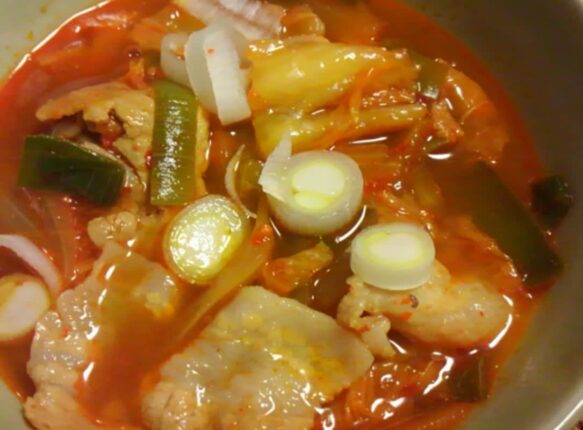 김치찌개 끓일 때 “이 채소” 넣으세요, 국밥집 사장님도 놀란 맛입니다.