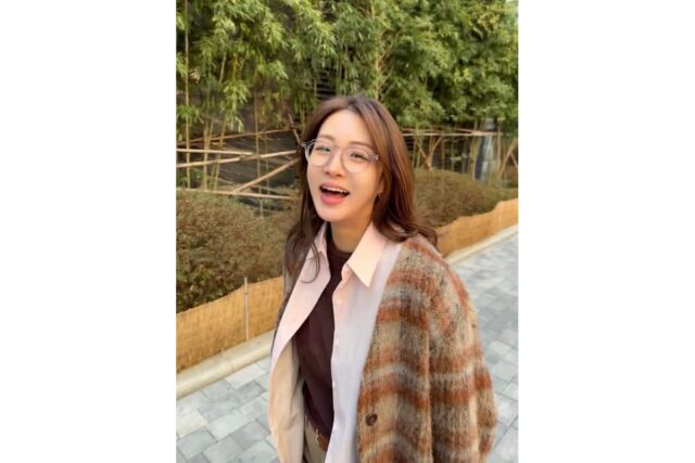 아이 엄마 맞아? 강소라 최근 근황 화제, 체크 카디건 데일리룩 완벽 분석