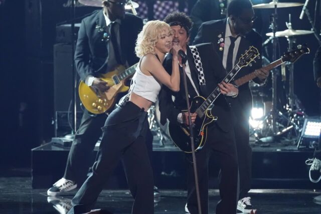 로제 X 브루노 마스, 제68회 그래미 어워즈 오프닝 공연… ‘아파트’ 열창