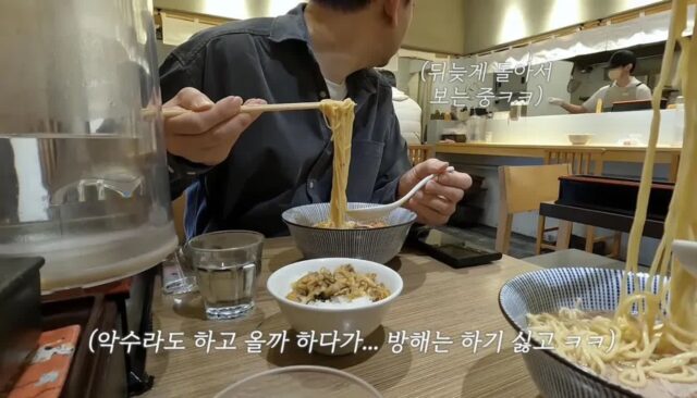 혼밥하는 이재용을 마주친 유튜버.jpg