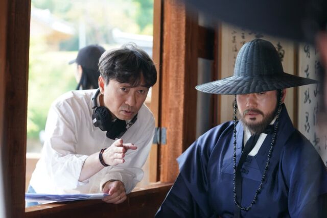 “이 조합, 왕실급!” ‘왕과 사는 남자’, 유해진·박지훈·유지태의 현장 스틸 공개