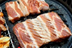양념의 단맛과 숯불 향이 어우러져 밥까지 당기는 돼지갈비 맛집 5곳