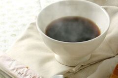 커피 마실 때 ‘이것’ 한 알만 같이 드세요. 카페인 부작용 없애고 치매 예방에 좋습니