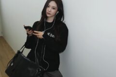 “닝닝, 복도에서 마주치면 심멎?” 화이트 이어폰으로 완성한 독보적 Y2K 감성