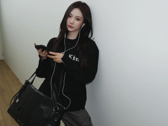 “닝닝, 복도에서 마주치면 심멎?” 화이트 이어폰으로 완성한 독보적 Y2K 감성