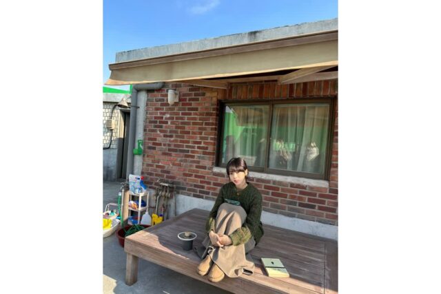 “인형이 평상에 앉아있네” 노정의, 보호본능 자극하는 오버핏 니트룩