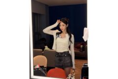 “거울 셀카도 화보처럼” 경리, 가녀린 어깨라인 돋보이는 레이스 포인트 니트룩