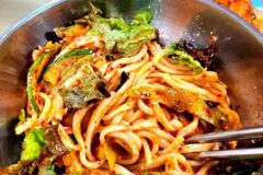 매콤달콤한 양념과 면의 탄력이 어우러지는 비빔국수 맛집 5곳