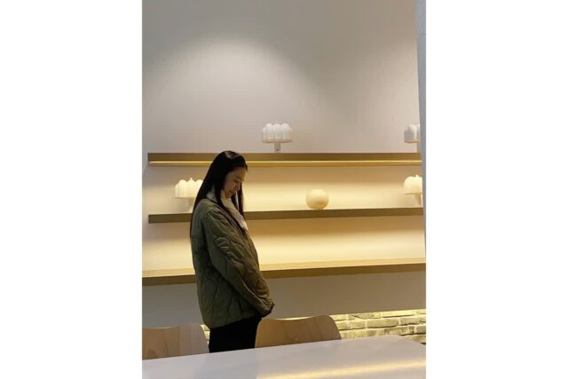 “세월 역행하는 미모” 한승연, 퀼팅 재킷 하나로 완성한 레전드 동안 비주얼 퀼팅룩