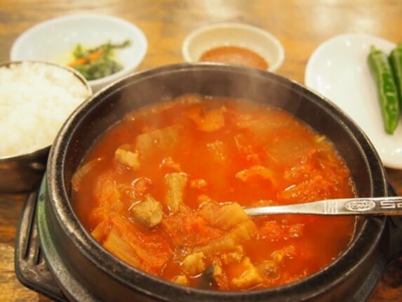 “50대 이후 찌개 끓일 때 ‘이것’ 한 스푼만 넣으세요” 혈관 수명 20년 연장해줍니다