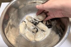 굴 먹을 때 “이렇게” 씻으세요, 횟집 사장님이 공개한 특급 노하우 입니다.
