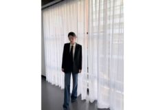 “이번엔 젠더리스다” 강한나, 넥타이 하나로 뒤집어놓은 역대급 시크미 슈트룩