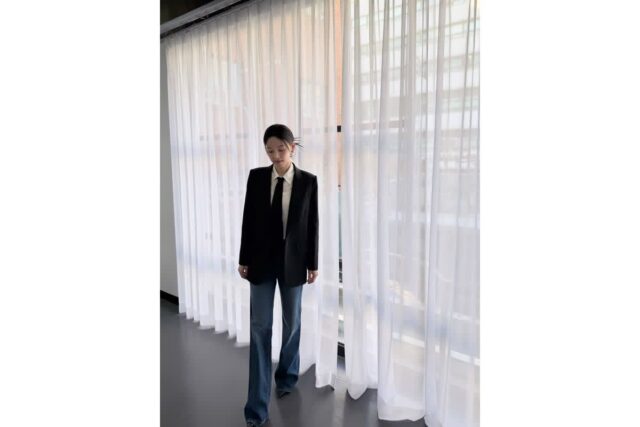 “이번엔 젠더리스다” 강한나, 넥타이 하나로 뒤집어놓은 역대급 시크미 슈트룩