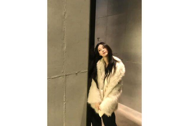 “겨울 여신의 강림” 최희진, 퍼 아우터 하나로 완성한 역대급 분위기 겨울룩