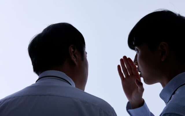 “대화를 할 때…” 나를 뒤에서 욕하고 있는 사람 3초 만에 알아채는 방법