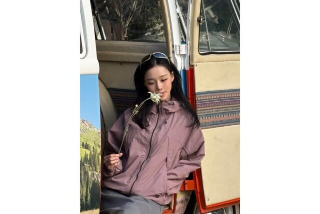캠핑카를 런웨이로, 윈터가 선보인 역대급 몽환 비주얼 고프코어룩