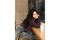 밤에도 빛나는 몽환적 미모, 최희진이 선보인 역대급 나른미 가디건룩