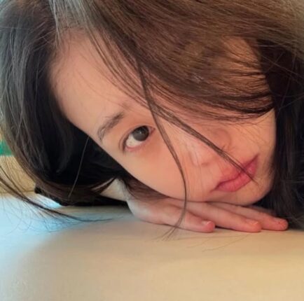 [포토&] 아이유, 화장 지우니 10대 미모… “데뷔 초와 똑같아”