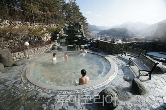 동굴·호수·천년의 길… 겨울이 가장 아름다운 ‘충북 힐링 여행’