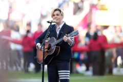 【Super Bowl LX】 “이것이 미국의 진짜 얼굴”… 브랜디 칼라일, 편견 깬 ‘아름다운 미국’ 열창