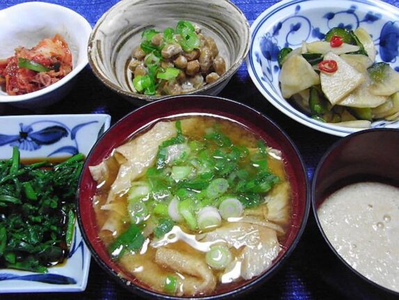 “무릎 소리 날 때 도가니탕 찾지 마세요” 사골보다 10배 좋은 식탁 위 이 반찬