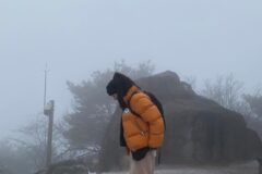 “설산의 비타민 강림” 한승연, 오렌지 패딩으로 완성한 역대급 등산 패션