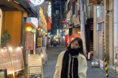 일본 밤거리 평정한 ‘인간 눈송이’, 이나연이 선택한 화이트 코트의 치명적 청순함