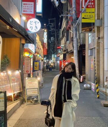 일본 밤거리 평정한 ‘인간 눈송이’, 이나연이 선택한 화이트 코트의 치명적 청순함