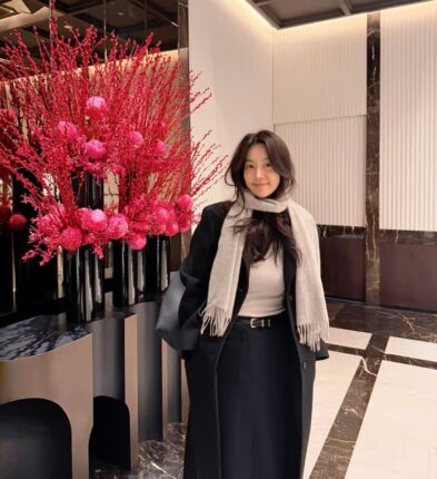 우아함의 결정체 한지혜, 블랙 코트로 완성한 고품격 ‘재벌가 며느리 룩’