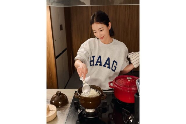 일상 자체가 화보인 기은세 근황, 요리할 때도 놓칠 수 없는 세련된 감각적인 데일리