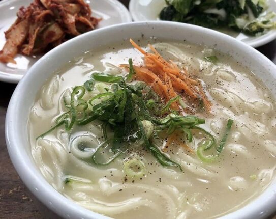 타커뮤에서 화제가 된 칼국수의 고트, 칼국수의 신, 칼국수의 최고존엄 고르기.jpgif