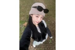 아이돌인 줄 알았는데 학부모? 너무 예뻐 논란인 축구선수 와이프 사복패션.jpg