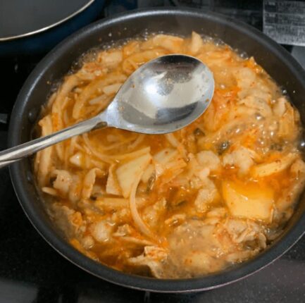 앞으로 김치찌개에 “이 재료” 필수로 넣으세요, 가족들 난리 납니다.