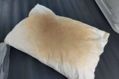 누렇게 변한 베개에 “이것” 바르세요, 이 방법 알고 베개 10년째 씁니다.