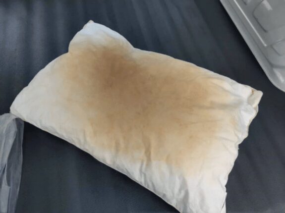 누렇게 변한 베개에 “이것” 바르세요, 이 방법 알고 베개 10년째 씁니다.