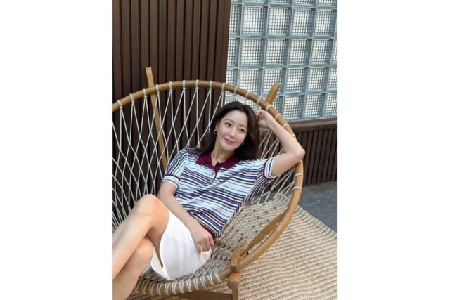 세월도 비껴간 ‘방부제 미모’ 김희선, 스트라이프 셔츠 하나로 완성한 고품격 테니스 룩
