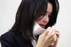 김건희, 감옥서 “창이 통제돼”… 눈물 호소