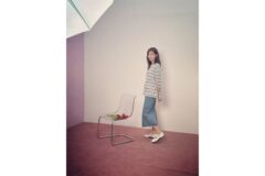“공효진의 독보적 사복 센스” 스트라이프와 데님 스커트의 경쾌한 조화