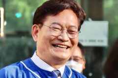 ‘돈 봉투 의혹’ 송영길, 尹 겨냥 후… ‘복귀’