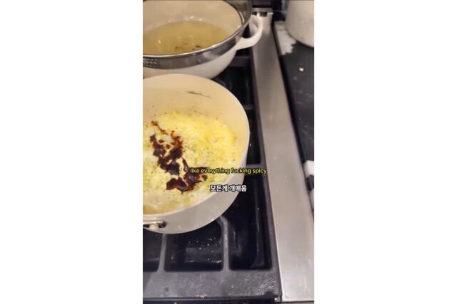 불닭볶음면을 김에 싸먹는 카디비;;;