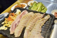 삼겹살 먹을 때 “이것” 뿌려서 먹으면 앞으로 쌈장 찍을일은 사라집니다.